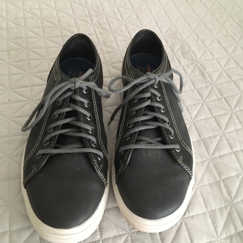 Skechers Mens 8m , Classic arch fit shoes